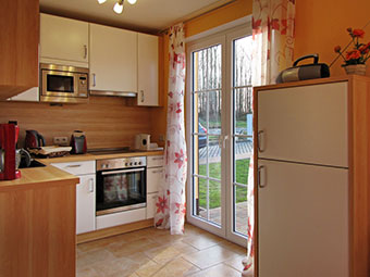 Die offene und modern ausgestattete Küche