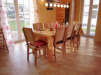 Der Eßbereich mit acht Sitzplätzen