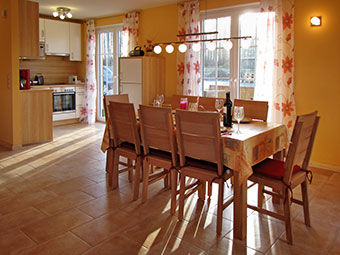 Blick vom Eßbereich in die Küche